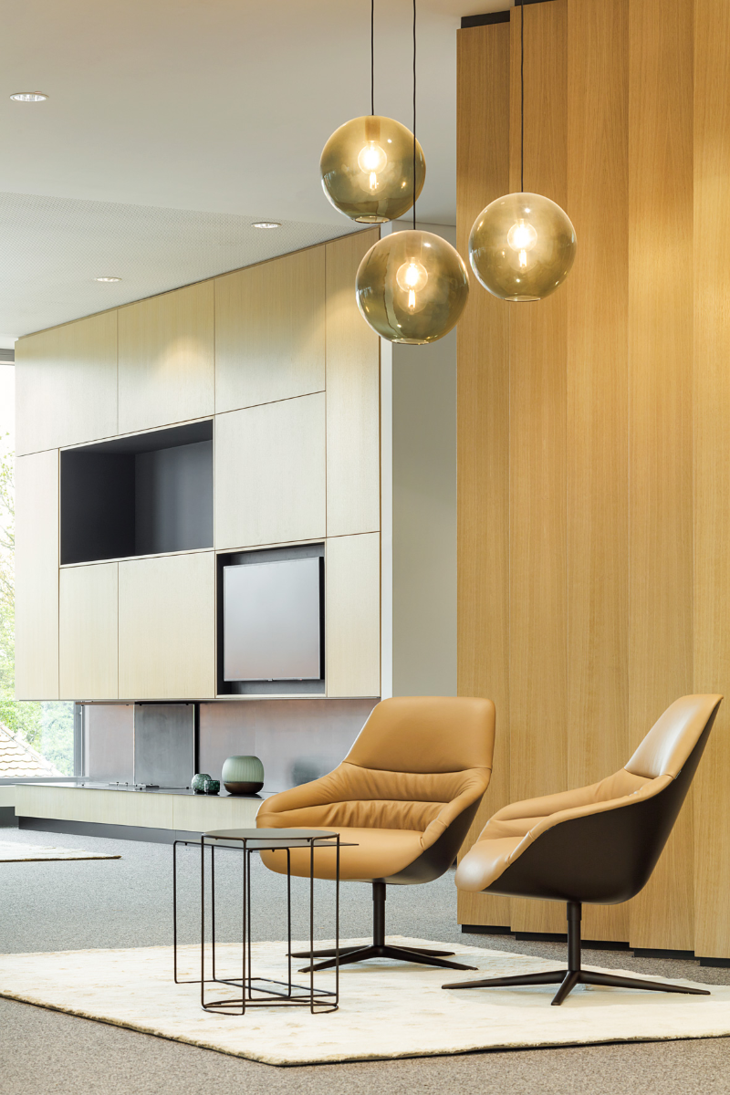 webasto corporate interior design office corner in yellow/beige tones, with roung suspension lights in the same tone