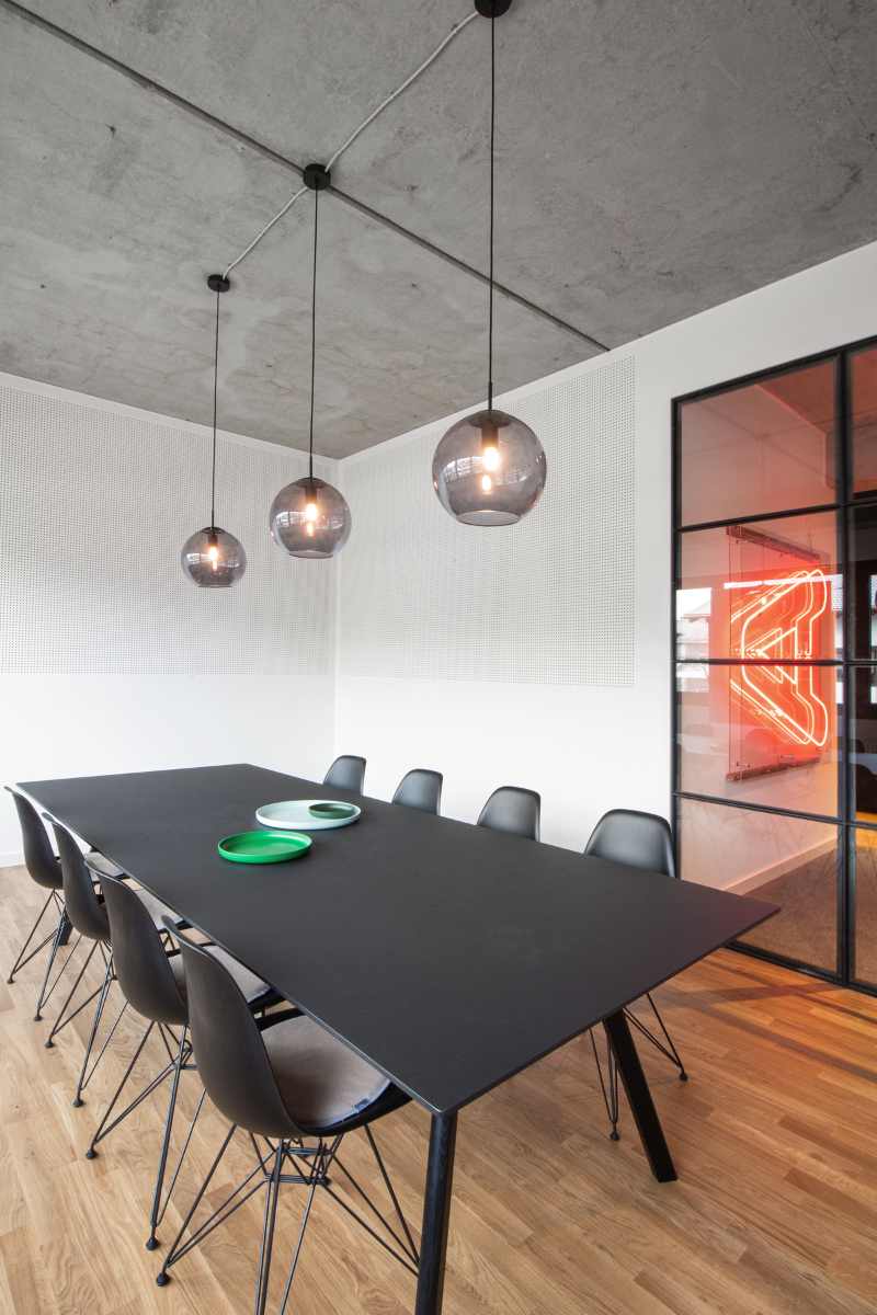 autentic lunch table with round suspension lights over