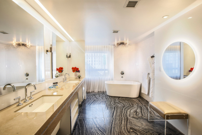 Merriman Anderson Architects: Modern Lighting Ideas. This bathroom has a eye-catching suspenion light over the bathtub.